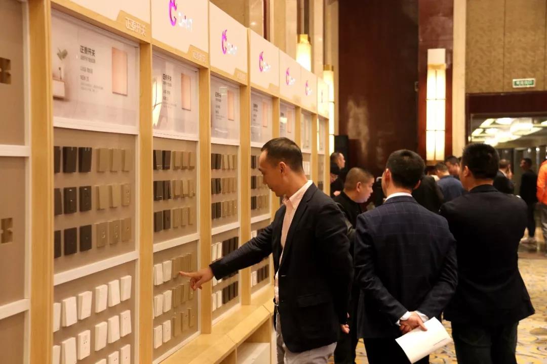 悟空体育体育
杭州新品推介会＂泰＂火爆