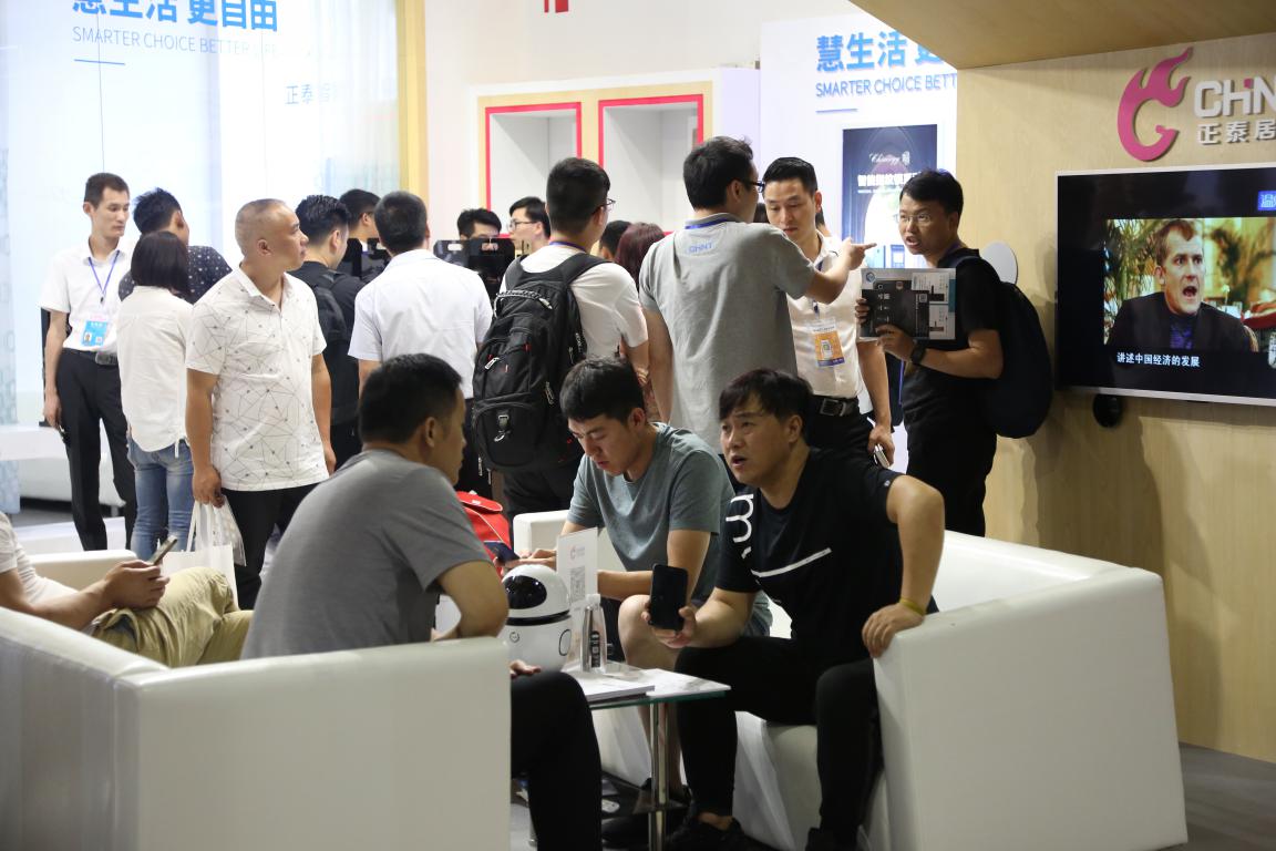 悟空体育体育智能指纹锁和智能家居系统亮相中国门博会
