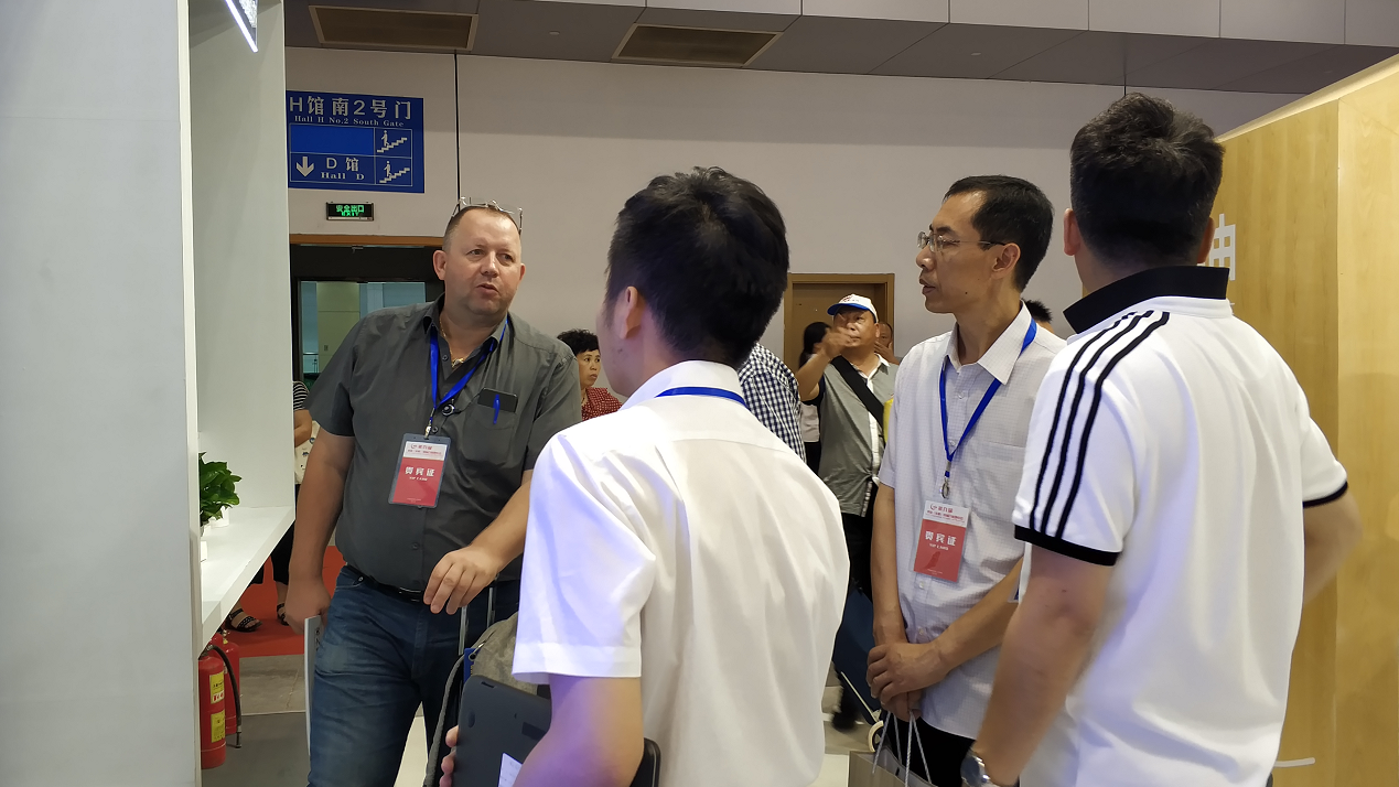 悟空体育体育智能指纹锁和智能家居系统亮相中国门博会
