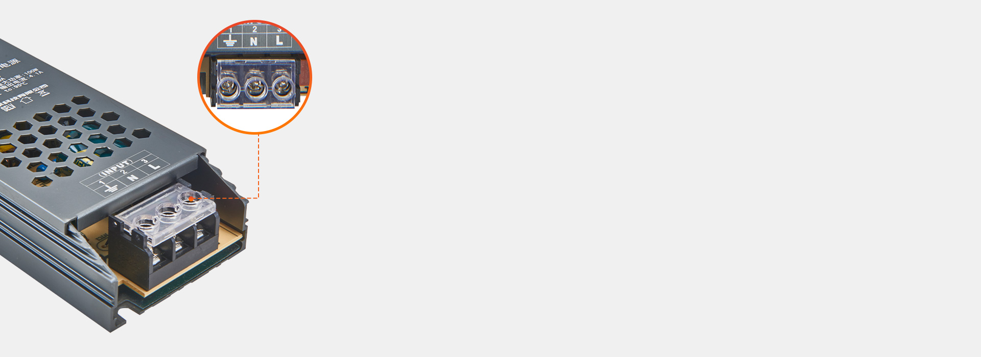 螺丝锁扣式安装 可装2.5㎜²的电源线...